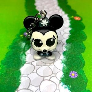 Disney doorables b&w minnie mouse keychain
